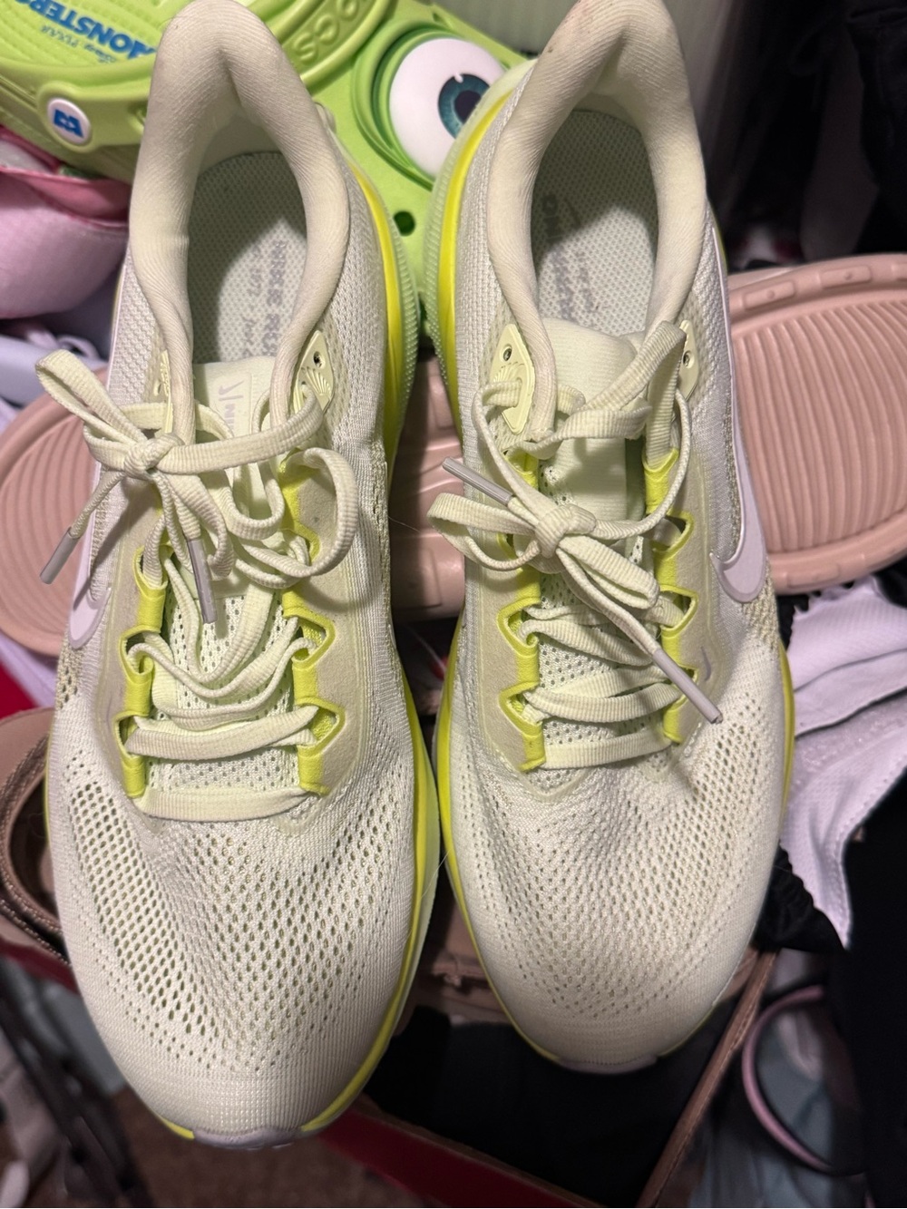 Women’s Nike Lightweight Running Sneakers in Pale Yellow-Green